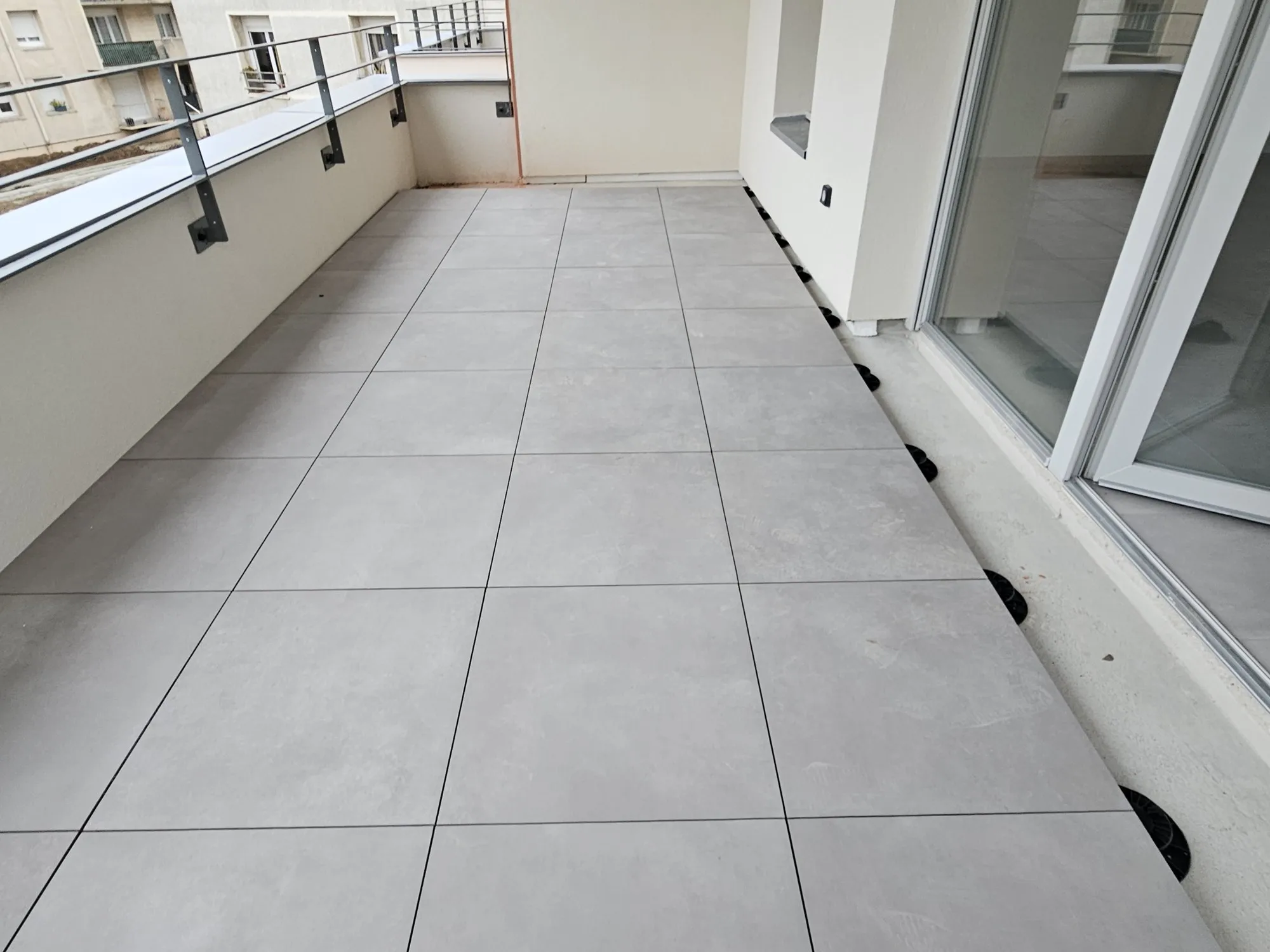 Terrasse en dalles grand format sur plots, garde-corps vitré