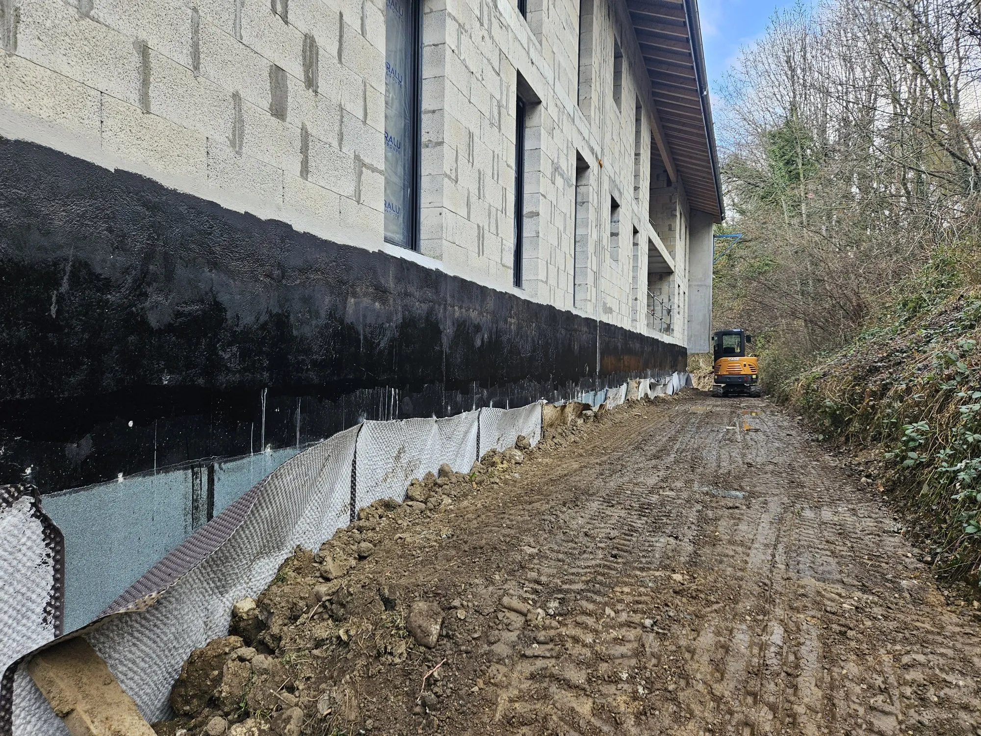 Fouille le long d’une façade, drainage et protection de paroi enterrée