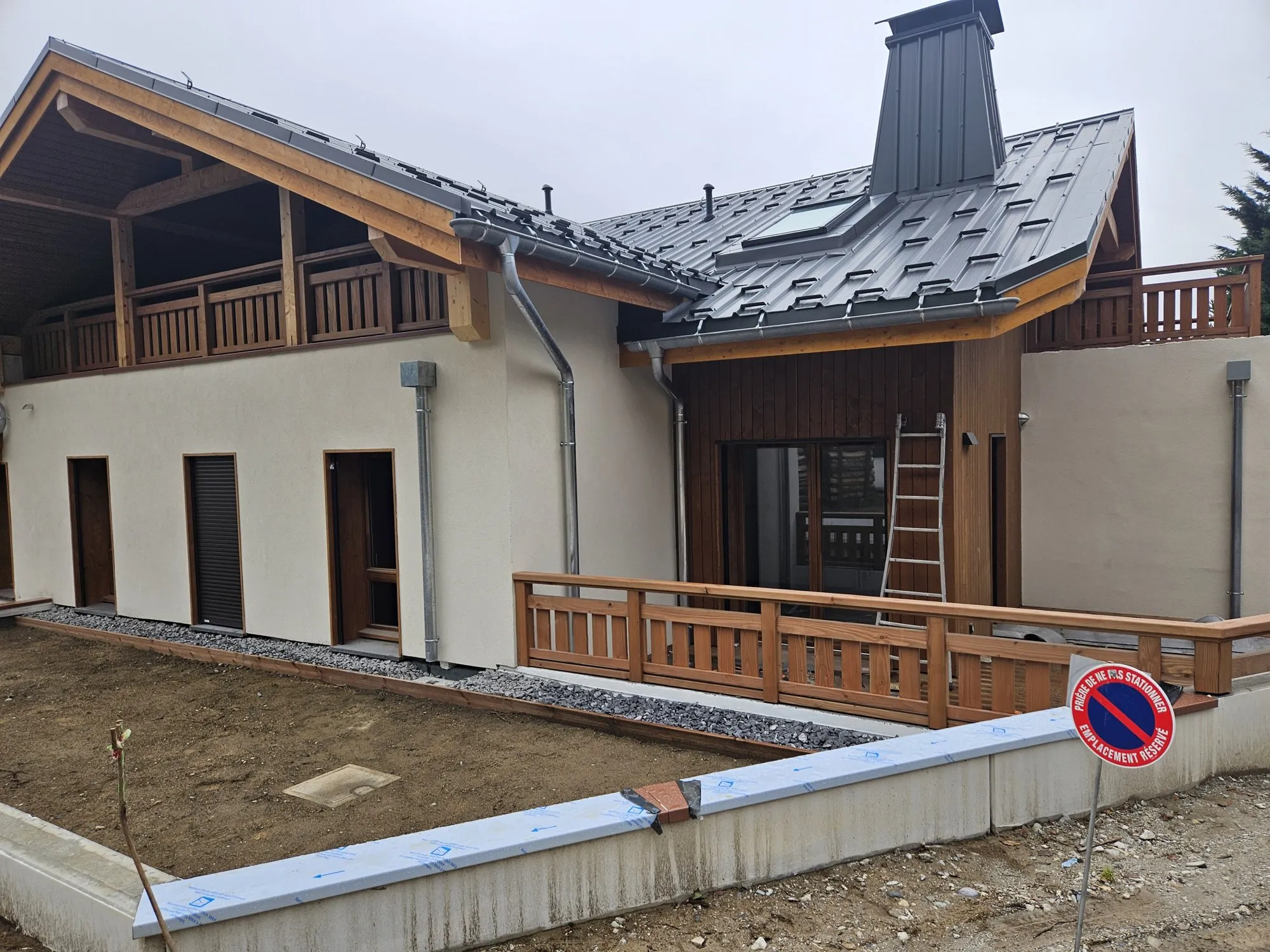 Couvertine et rive d’une terrasse au pied d’un chalet