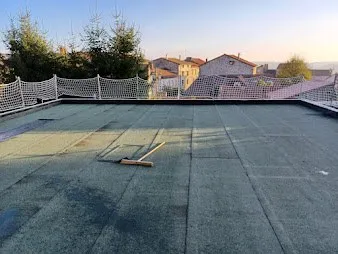 Toiture-terrasse en membrane autoprotégée, filets de sécurité en rive