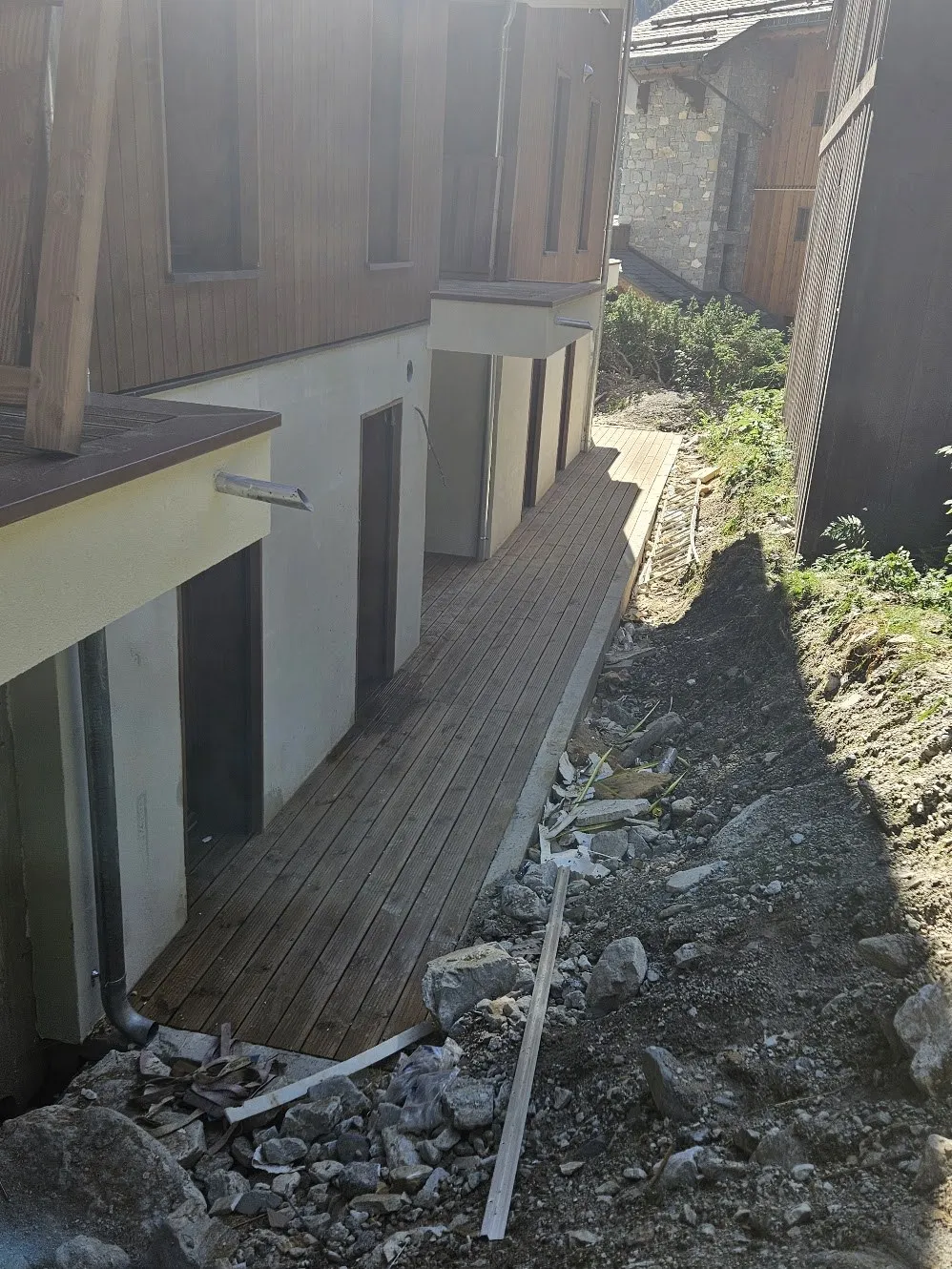 Terrasse bois en pied de façade, avant finitions