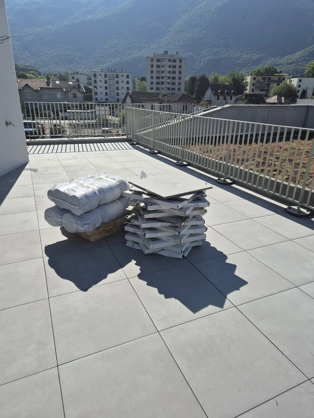 Terrasse en dalles sur plots livrée face aux montagnes