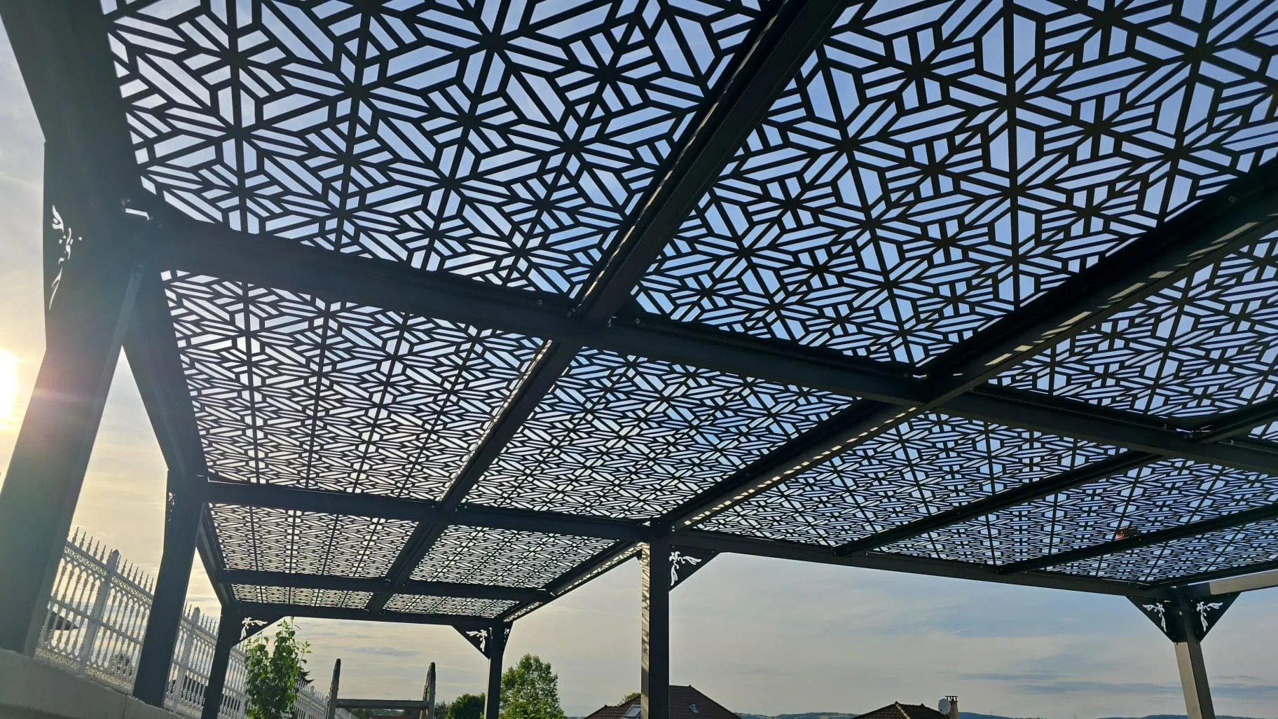 Pergola acier à ciel ajouré en tôle découpée au laser