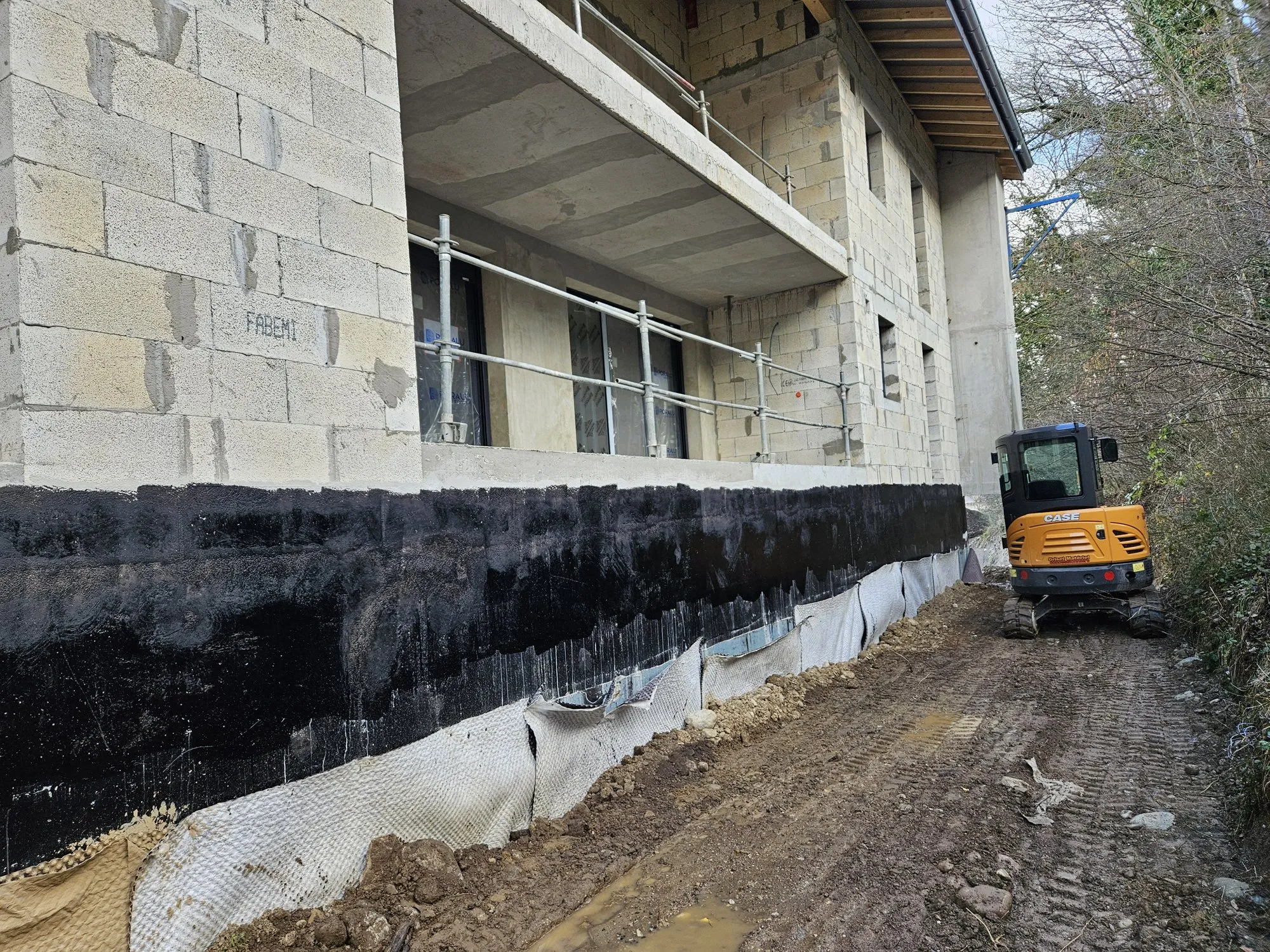 Fouille en pied de façade, drainage et mini-pelle sur chantier