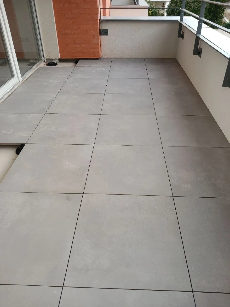 Balcon en dalles grises sur plots terminé