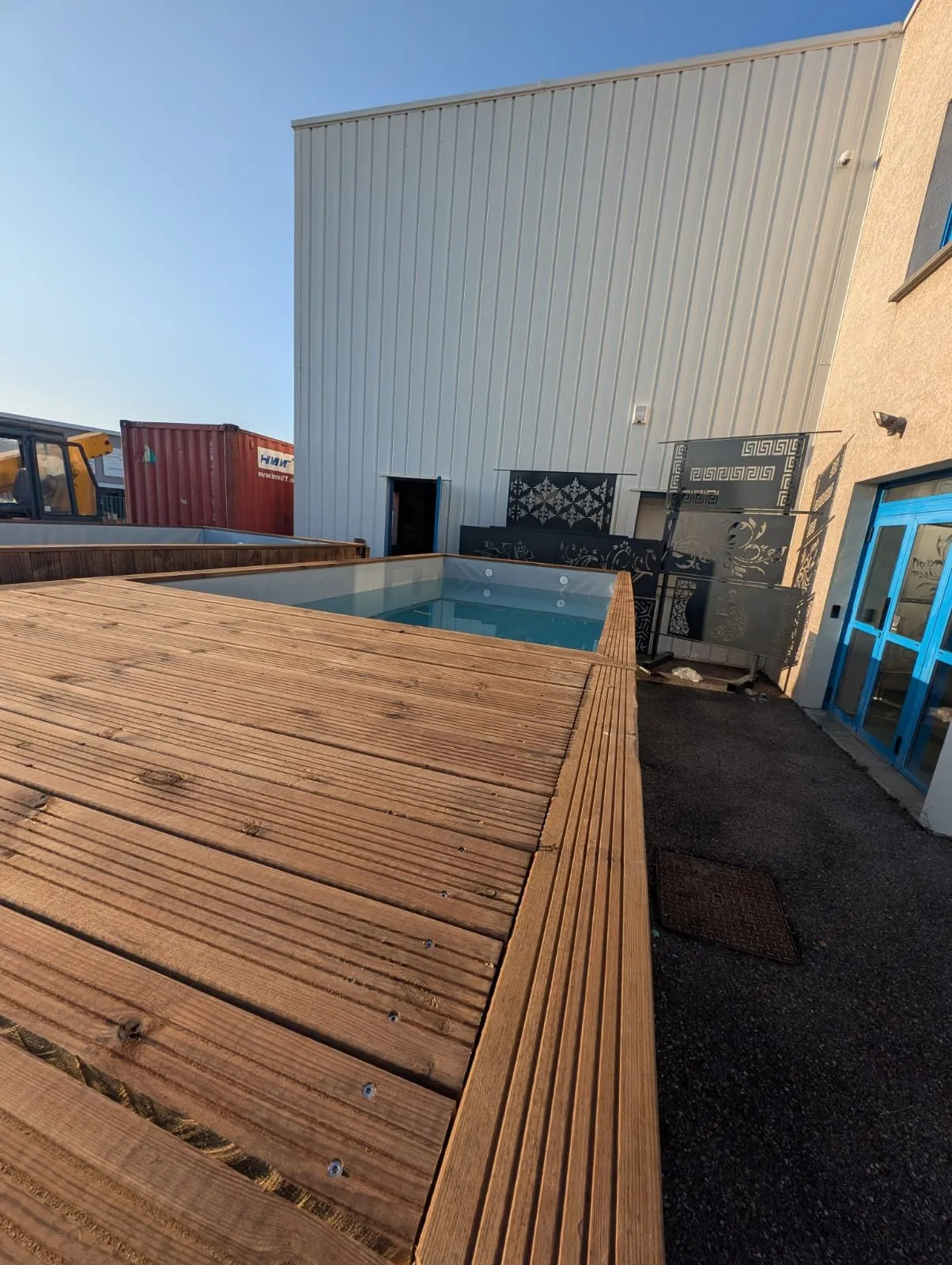 Terrasse bois le long d’une piscine conteneur