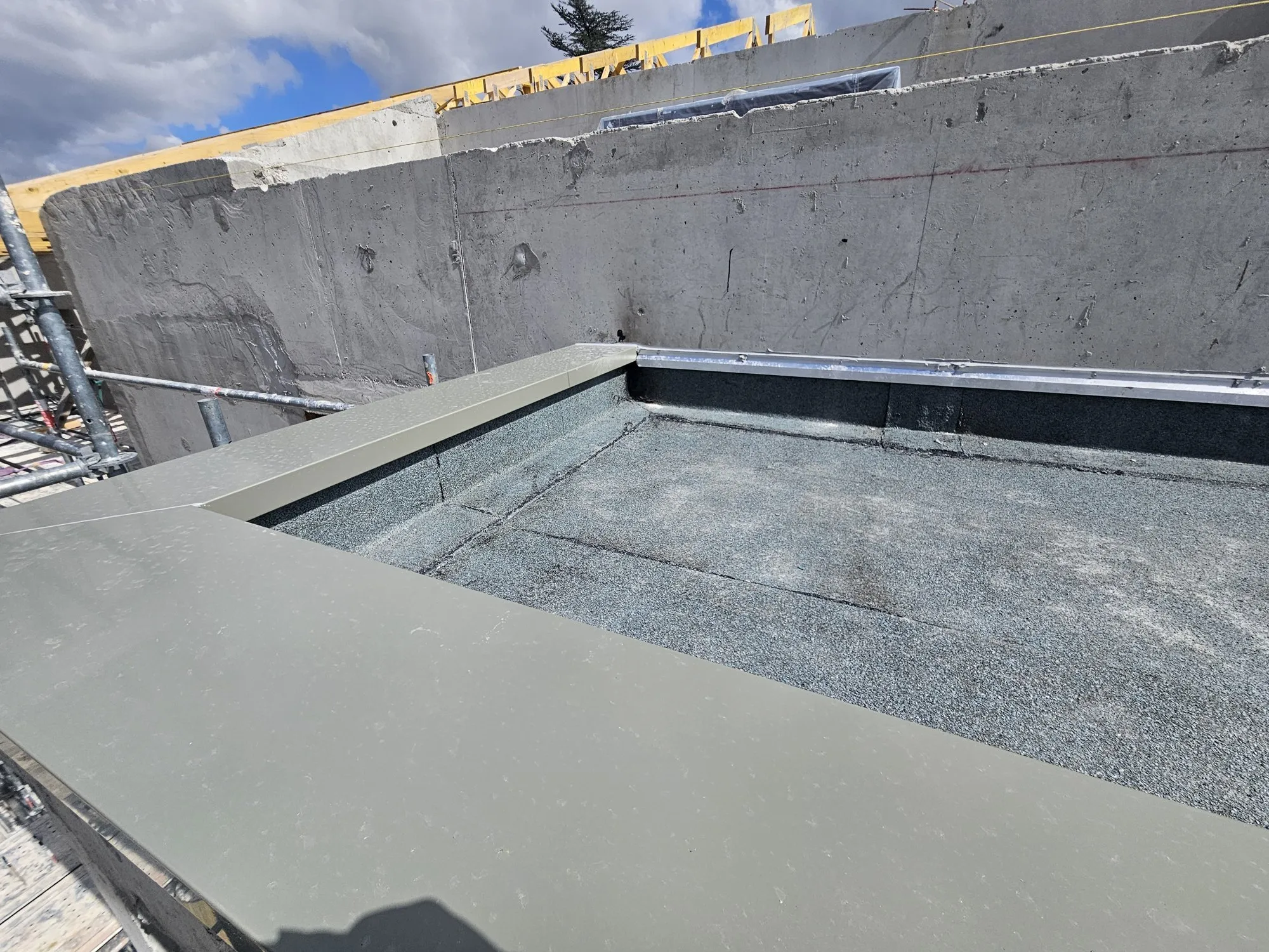 Toiture-terrasse autoprotégée et couvertine aluminium