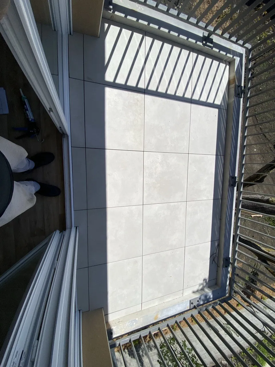 Balcon en dalles grand format et garde-corps à barreaudage