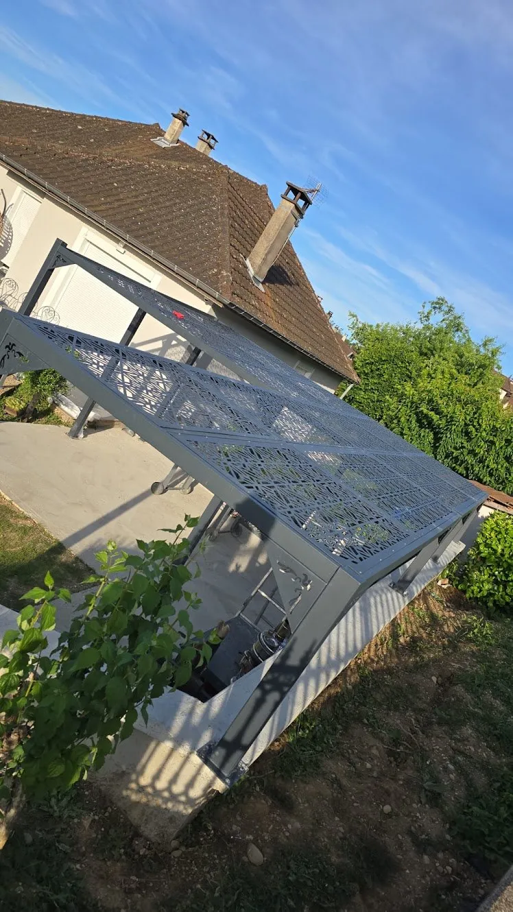 Pergola acier et tôle décorative en façade de maison