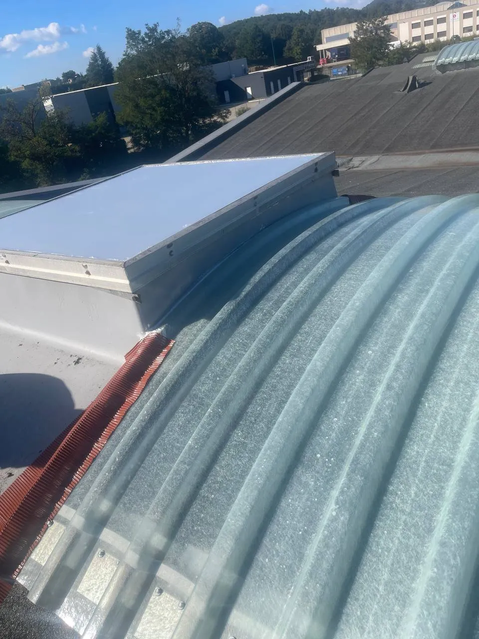 Raccord du lanterneau sur costière : capot d’about et closoir ventilé