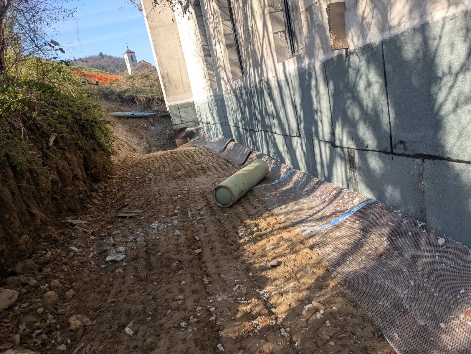 Fouille en pied de mur enterré avant remblai