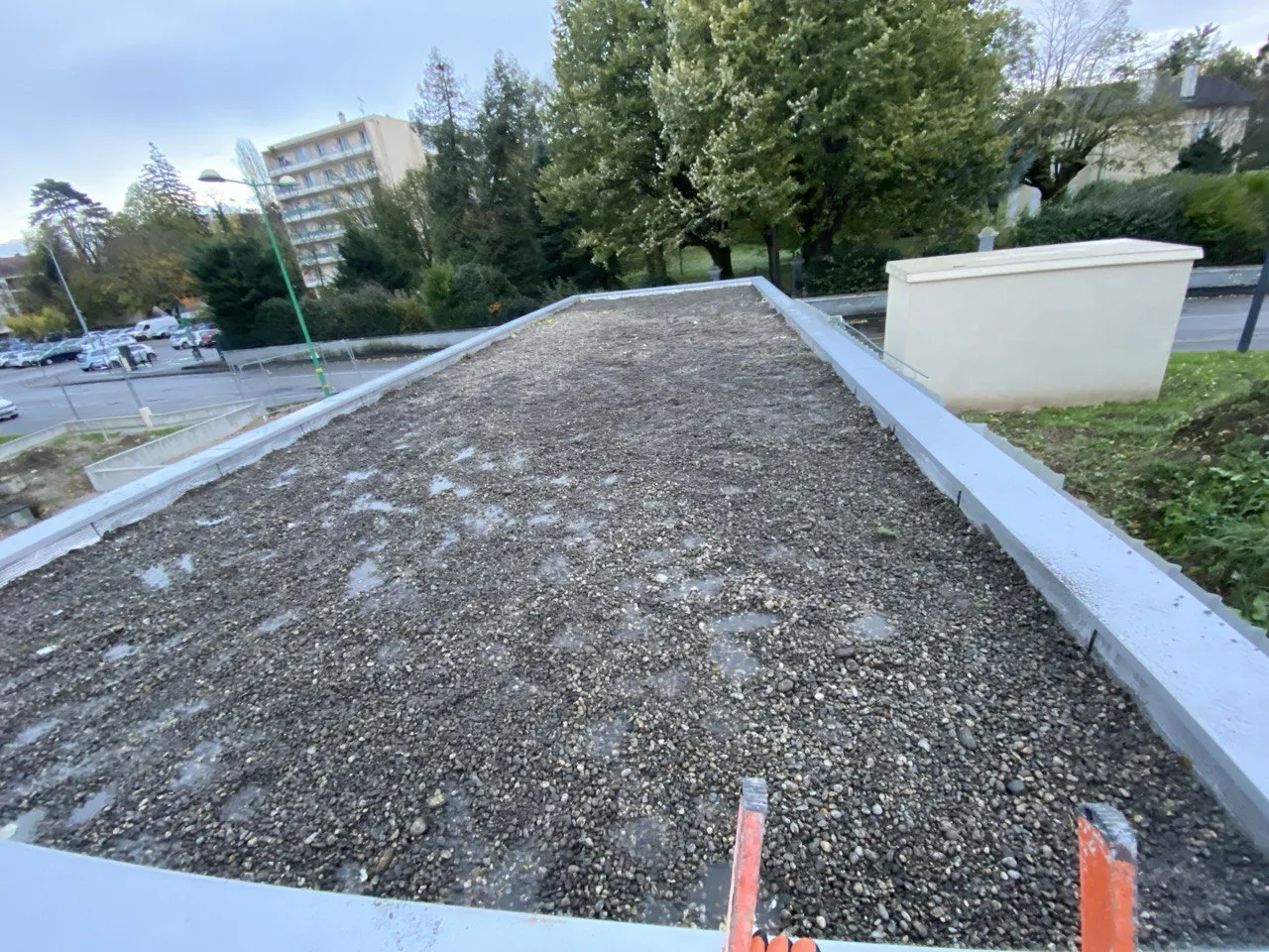 Toiture-terrasse gravillonnée et couvertine en rive