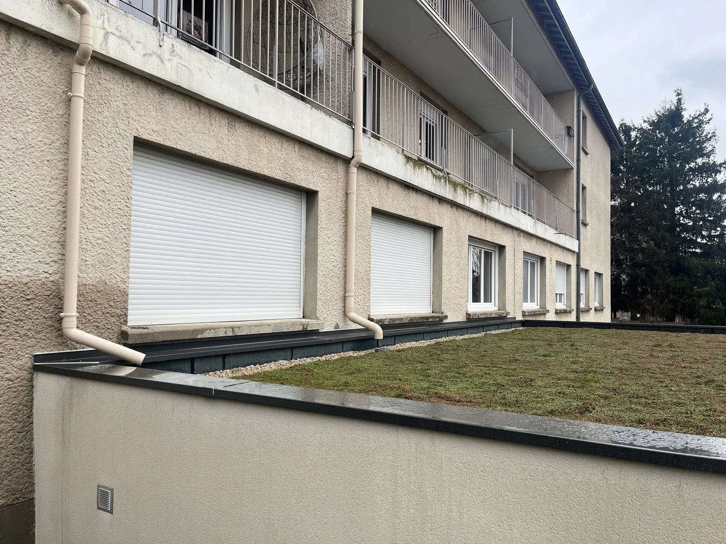 Terrasse végétalisée au pied d’un bâtiment de logements