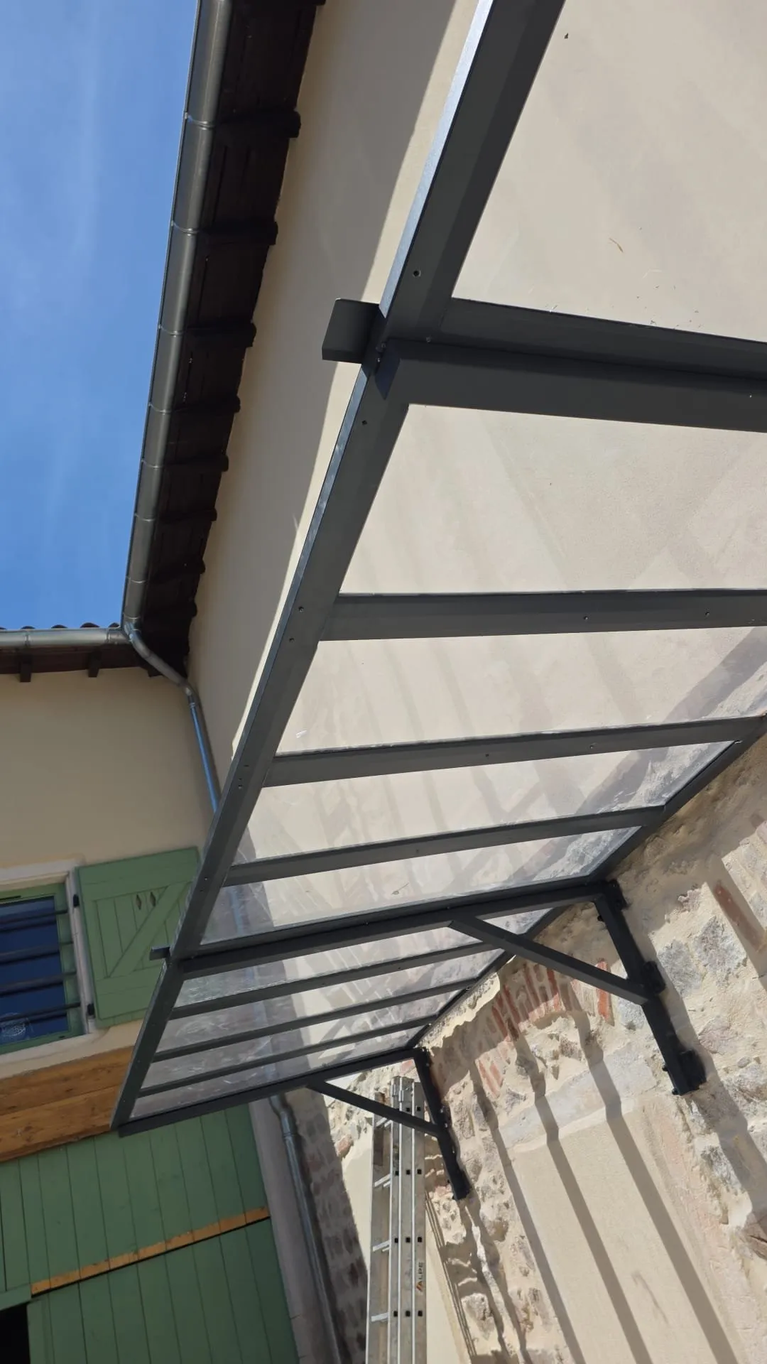 Auvent acier et couverture polycarbonate