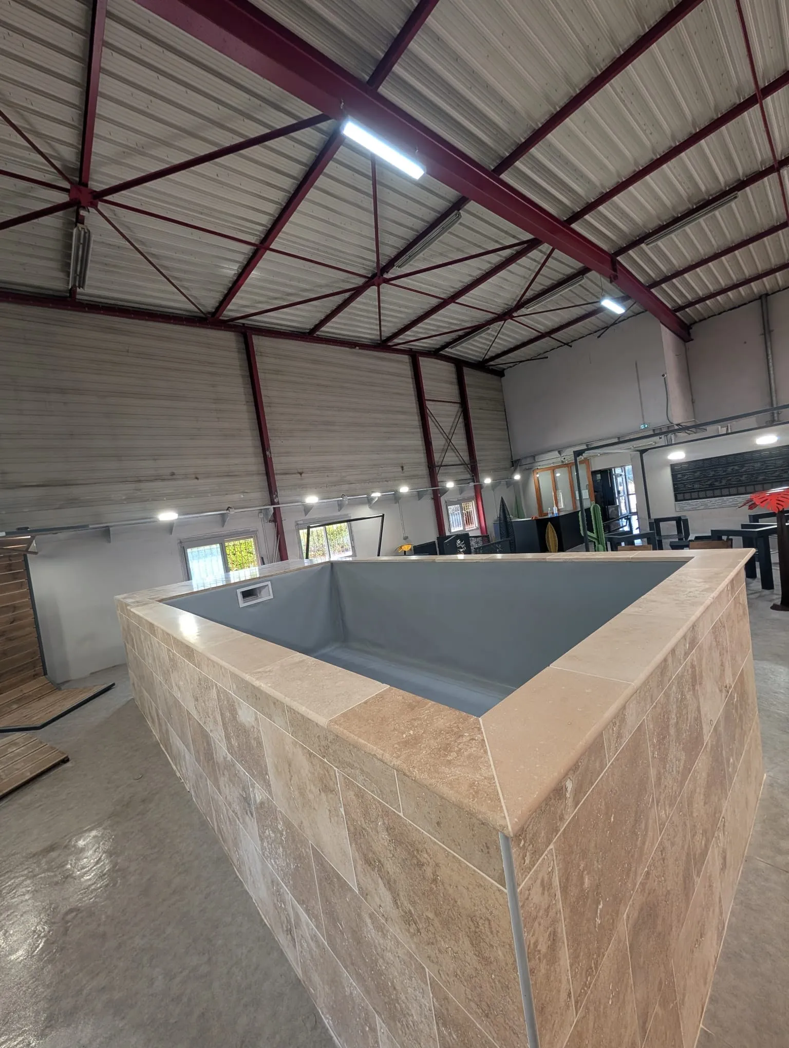 Bassin habillé pierre en cours de finition dans l’atelier