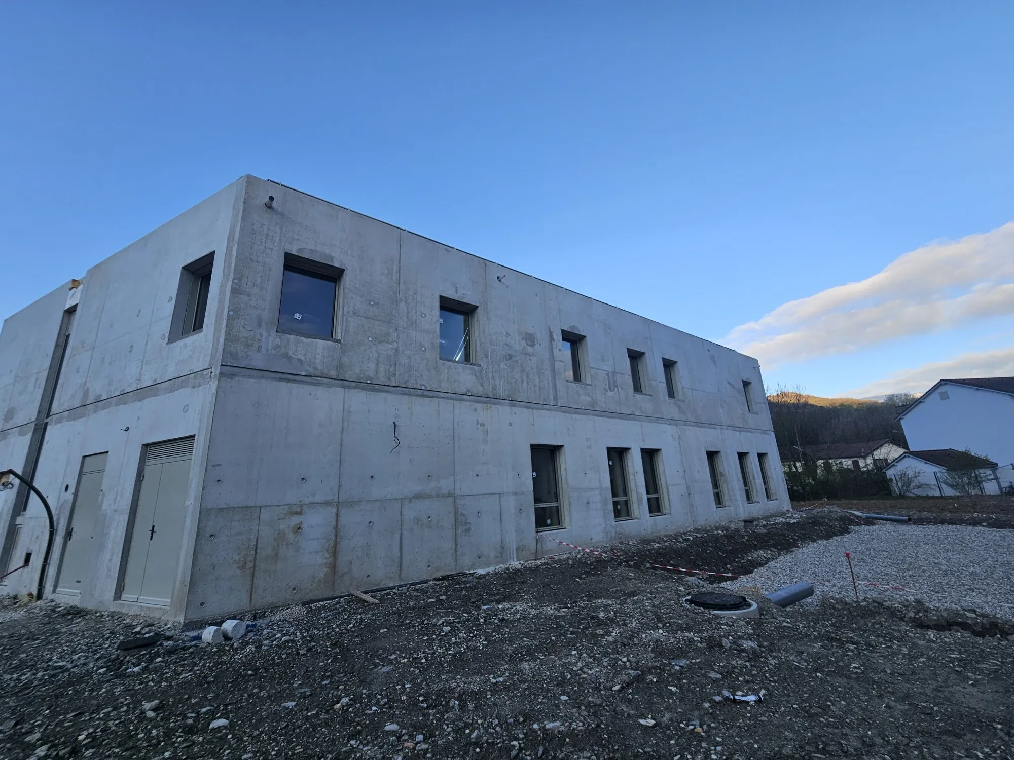 Plateforme terrassée autour d’un bâtiment neuf