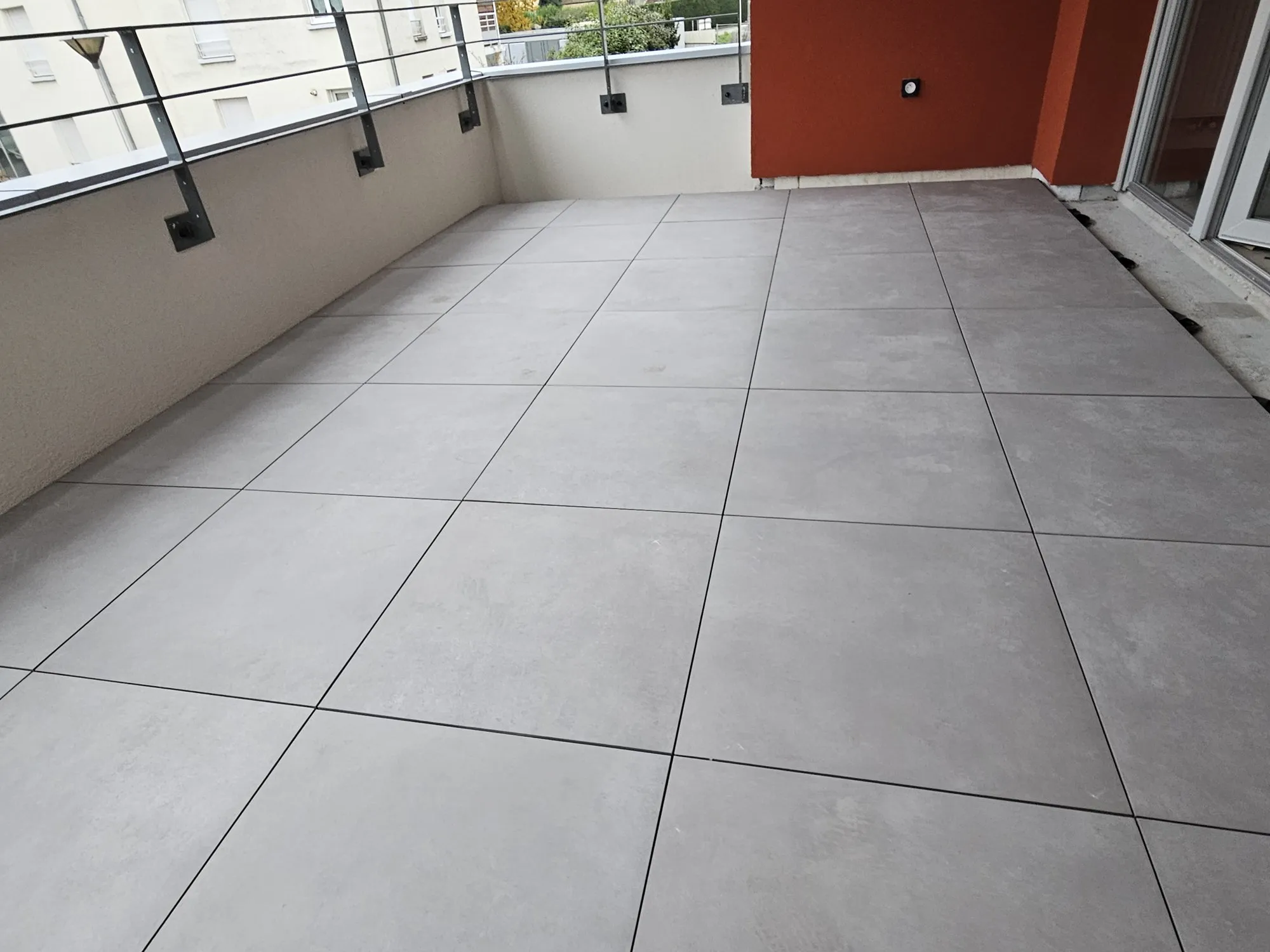 Terrasse en dalles grand format grises sur plots réglables