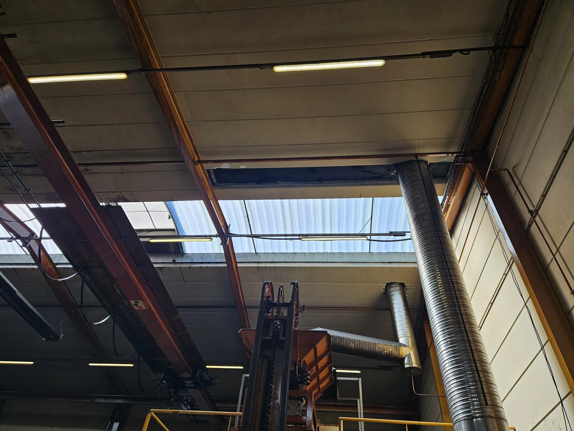 Lumière naturelle dans l’atelier sous la voûte filante