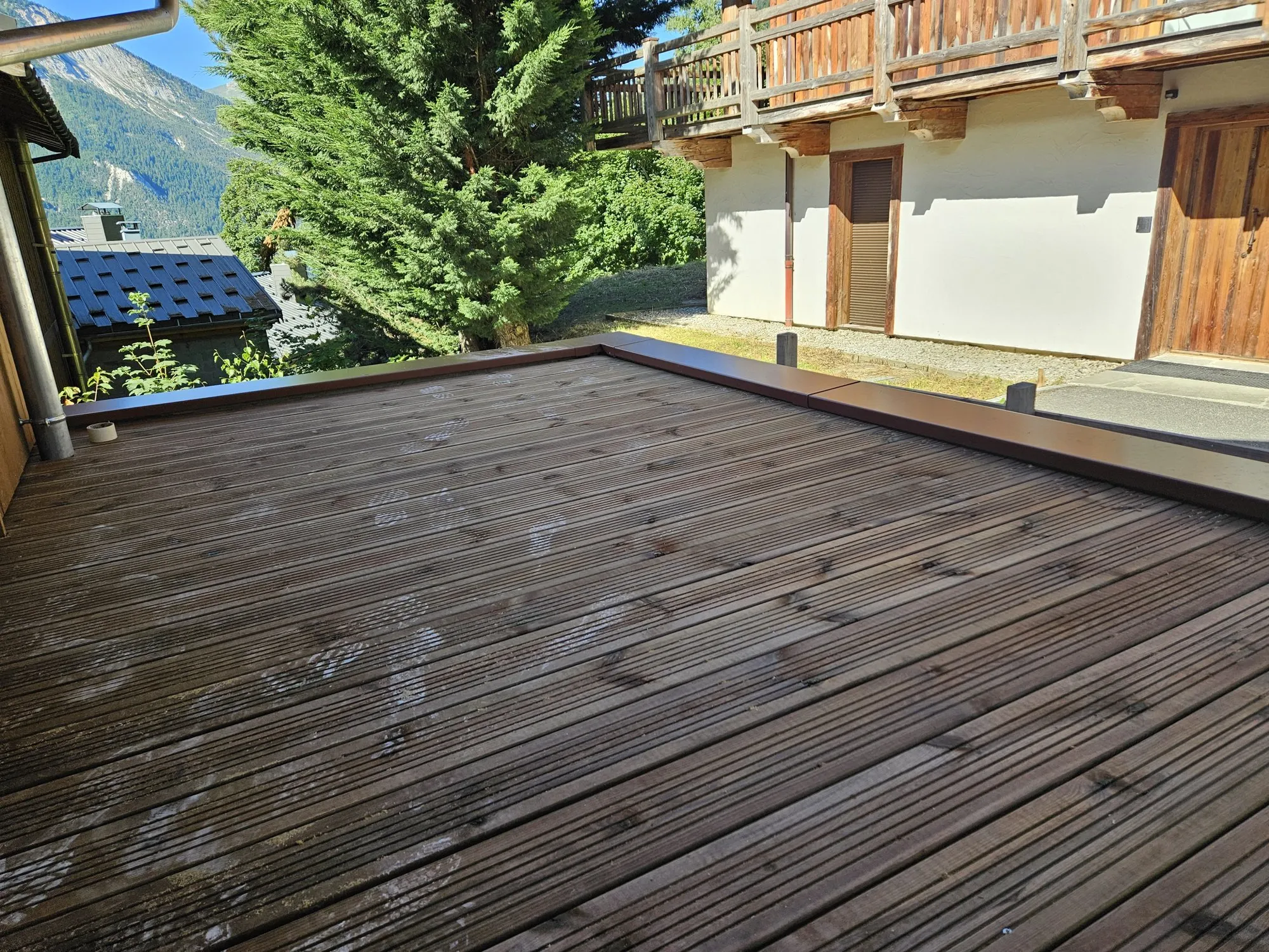Grande terrasse en platelage bois face aux montagnes