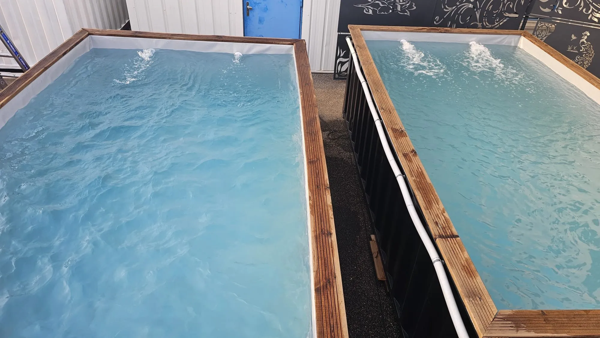 Deux bassins en eau, buses de refoulement en fonctionnement