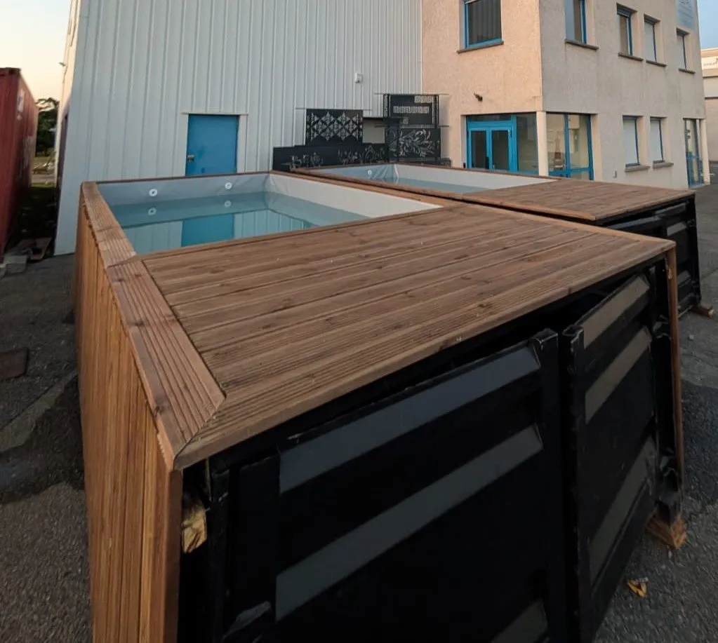 Piscine conteneur habillée bois devant l’atelier