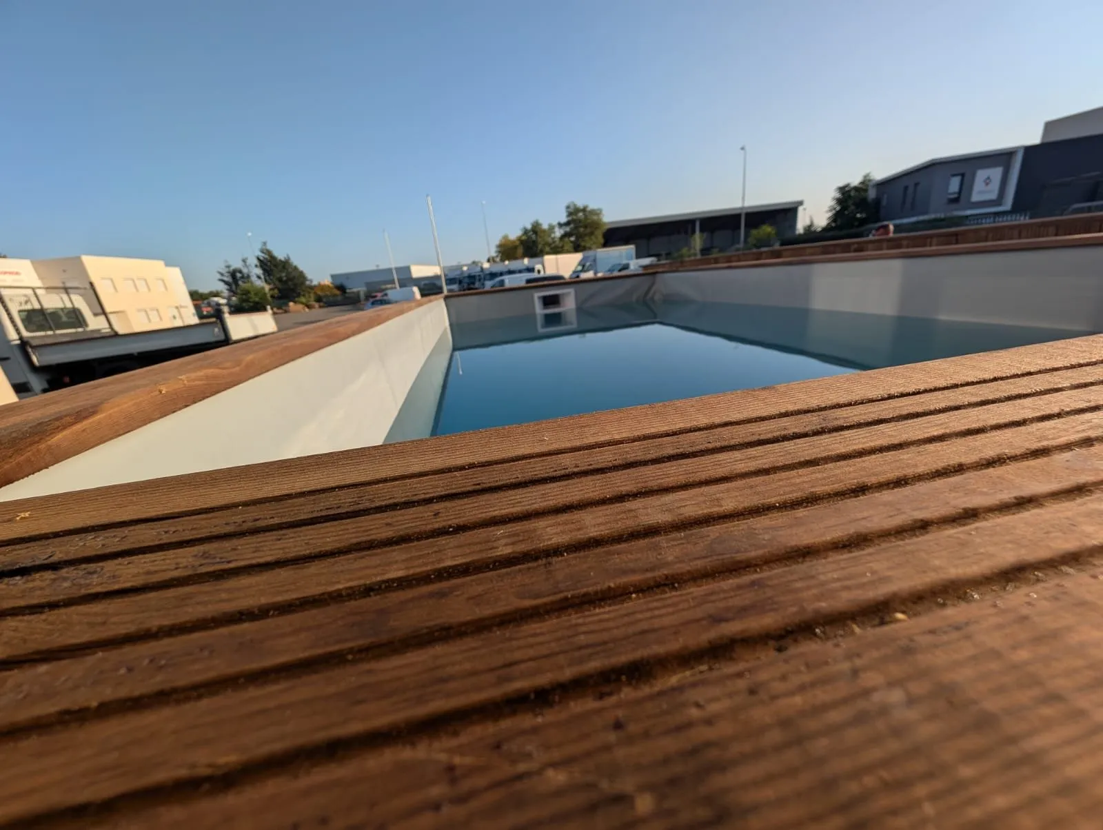 Terrasse bois attenante au bassin
